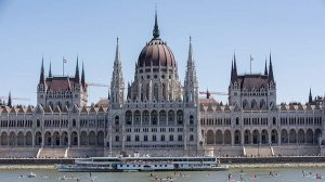 Депутаты парламента Венгрии урезали себе зарплаты и лишили себя финансовых льгот