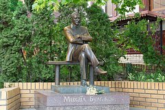 Бывший премьер-министр Польши Лешек Миллер раскритиковал демонтаж памятника советскому писателю Михаилу Булгакову в Киеве.
