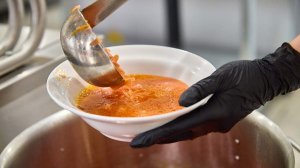 Ни рыбы, ни мяса: почему новые СанПиН по питанию требуют переписать Нормы для школьных столовых позволяют поставщикам не кормить детей необходимыми продуктами