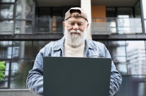 [Цифровые разрывы AI эры] Работодатель выдернул ИТ-специалиста с пенсии за баснословный гонорар: тот один знает хитрости древнего ПО, без которого - просто беда