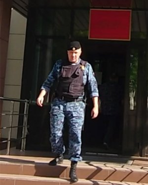 Сотрудник ФССП России "захныкал/заскулил", повторяя "правильно я сделал", после незаконного запрета на съёмку журналисту