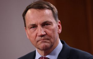 Сикорский: перенос здания посольства РФ в Варшаве чреват разрывом дипотношений