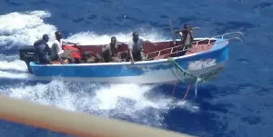 Сомалийские пираты захватили турецкое судно с грузом оружия на борту