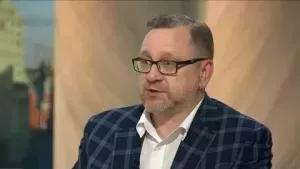 Юрий Котенок: ..К сожалению, так во многом, если не во всём, начиная от внедрения новых технологий, допуска к военному производству малых предпринимателей, инженеров, конструкторов...