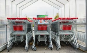 Крупнейшая сеть супермаркетов Украины ограничила продажу социальных продуктов