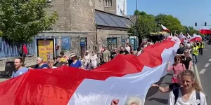 "Кто первым в нас узнал врага, а кто – друга" MP: политики годами внушали полякам, что Запад — это рай на земле