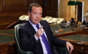 Медведев пригрозил европейским чиновникам, которые «ездят в Киев поездом»