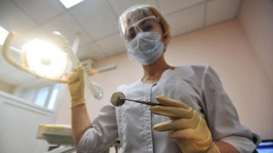 Стоматолог рассказал, как сохранить здоровье зубов после 60 лет