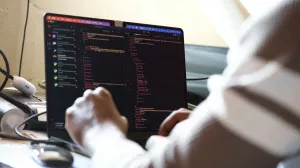 [РукоПи́се́ц] «Написание кода пальцами — всё»: заслуженный инженер Microsoft говорит, что эпоха «просто кодеров» ушла навсегда