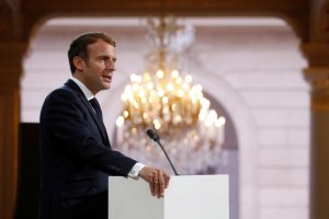 Макрон попросил ЕК смягчить требования ЕС к качеству топлива