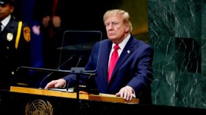 Трамп после выступления на ГА ООН помахал рукой корреспонденту РИА Новости