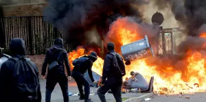Париж погрузился в хаос. Студенты диктуют властям свои условия. и бьются с полицией на фоне предупреждений о призывах «приносить ножи» и «резать гражданских»