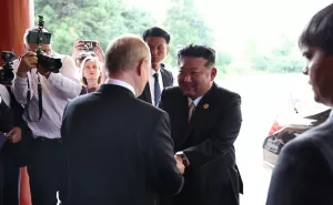 «Крепко обнимаю Вас, дорогой товарищ»: Ким Чен Ын поздравил Путина с 74-летием