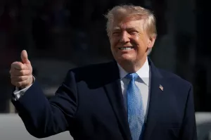 Трамп готов записать во враги всех, кто не будет называть ИИ «суперинтеллектом»