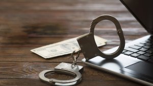 Бух предлагает сдаться: как американский адвокат «продает» ФБР русских хакеров Защитник обещал предполагаемому преступнику разделить награду за его собственную поимку