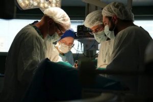 Впервые в России в Институте скорой помощи имени Склифосовского хирурги провели операцию по трансплантации спинного мозга.