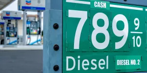 [Делец] Нефтегазовый мир Трампа: американский президент ведет войну и заключает мир с помощью энергетической политики, продиктованной интересами нефтяников и газовщиков США. CH*кратия* vs AIкратия
