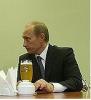 Что пьют наши политики: Путин любит пиво, депутаты - виски