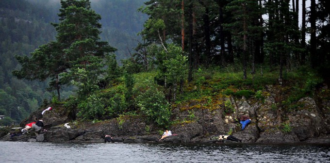 На фотографии: 22 июля, 2011. Норвегия. Остров Утойя. Тела погибших.
(Vegard M. Aas/Presse 3.0/Associated Press)