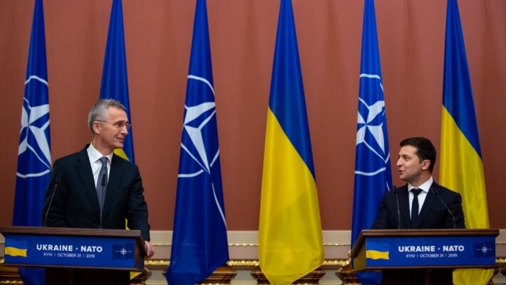 Украинская власть стремится вступить в НАТО и при этом требует от альянса денег