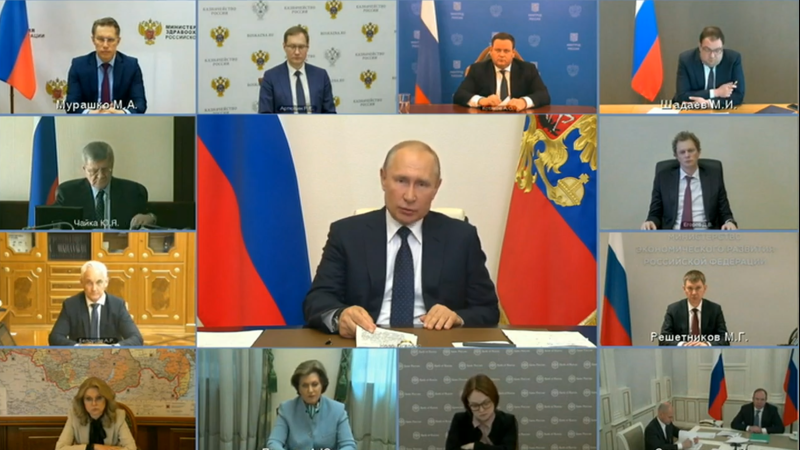 Путин отчитал правительство за задержки выплат медикам, но laquo;летающих головraquo; не будет