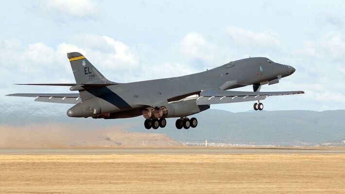 B-1B российские военные называют quot;летающими коровамиquot; за массивность и малую маневренность