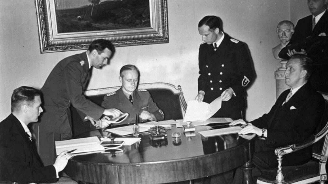 Подписание германо-латвийского и германо-эстонского договоров о ненападении. Сидят (слева направо): Вильгельм Мунтерс, Иоахим фон Риббентроп и Карл Сельтер