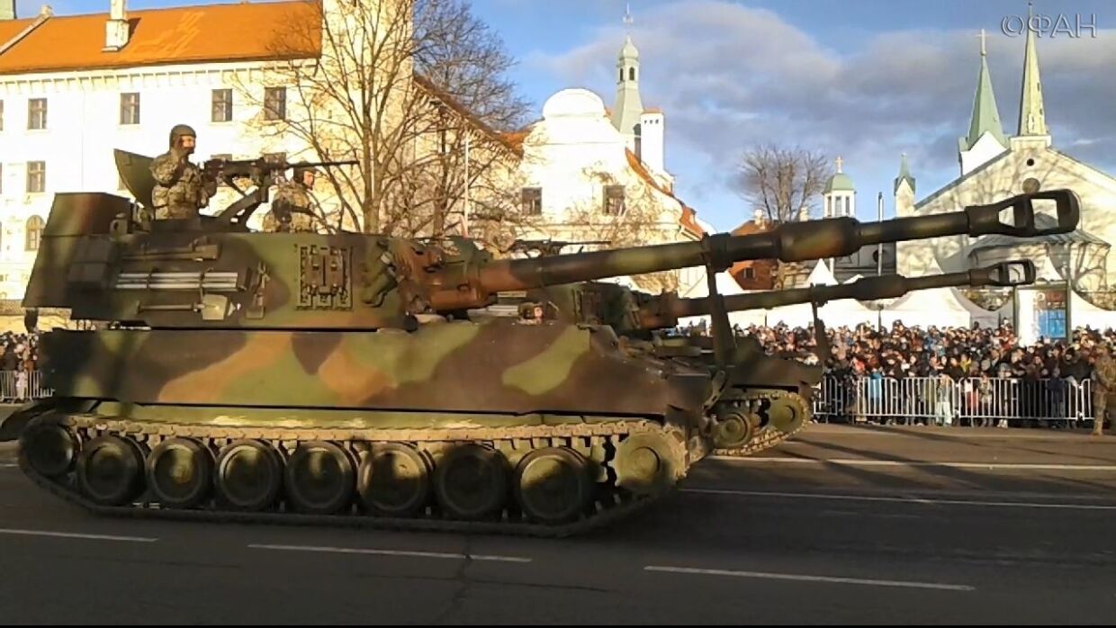 Самоходные гаубицы НАТО на военном параде в Риге