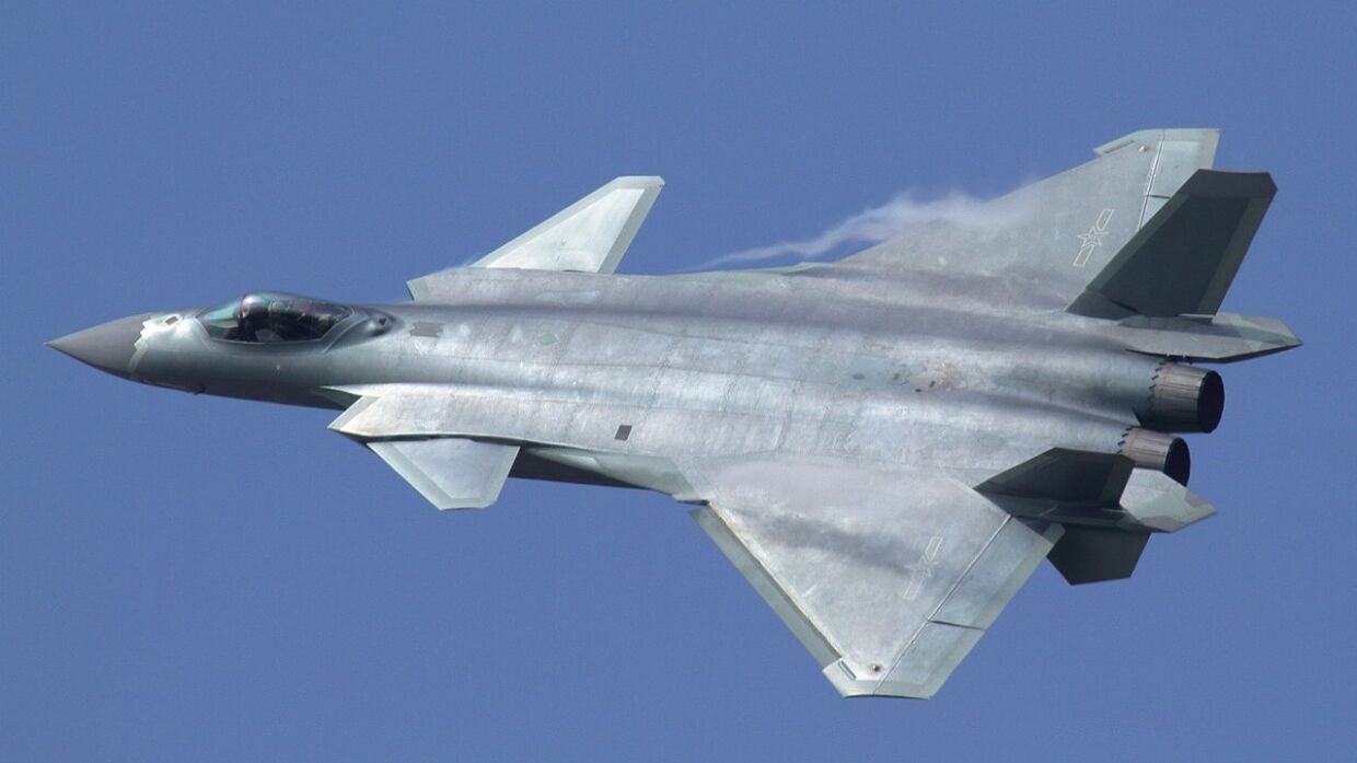 Один из новейших китайских истребителей mdash; J-20 laquo;Могучий драконraquo;.