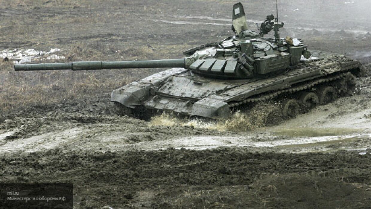 Военнослужащие ЗВО потренировались в подводном вождении бронетехники в Подмосковье