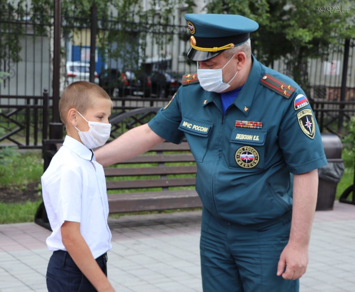 В Кузбассе МЧС России вручило велосипед десятилетнему герою