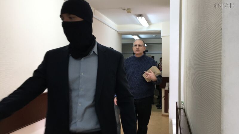 На заднем плане mdash; Пол Уилан