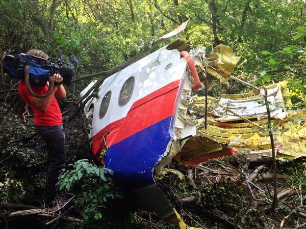 На Донбассе обнаружен большой обломок малайзийского Boeing и тела погибших На Донбассе обнаружен большой обломок малайзийского Boeing и тела погибших