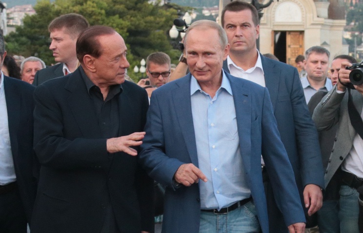 Бывший премьер-министр Италии Сильвио Берлускони и президент РФ Владимир Путин в Крыму
