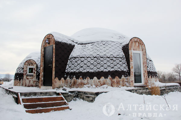 Алтайская пенсионерка построила круглый дом из пенополистирола