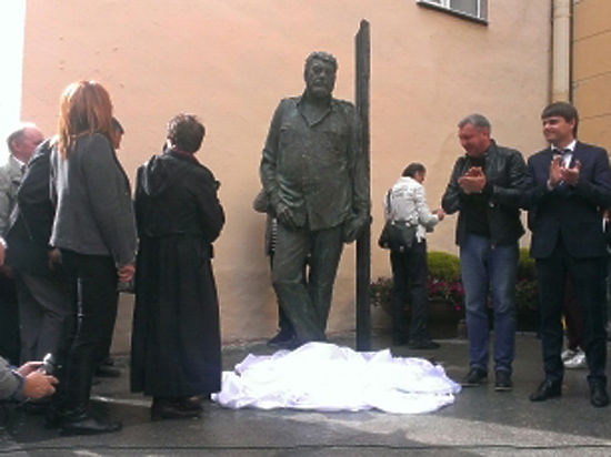памятник Сергею Довлатову